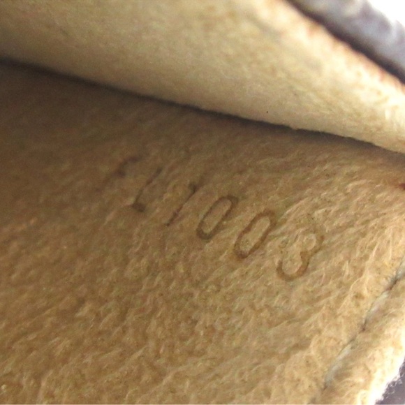 Louis Vuitton Pochette Florentine - Picture 8 of 15